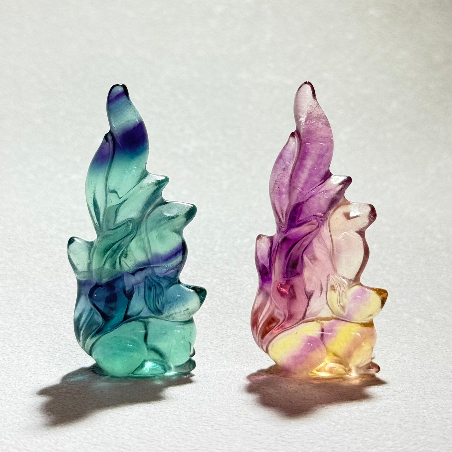 糖果螢石直立九尾狐｜天然水晶雕刻｜Candy Fluorite Nine‑Tailed Fox｜人緣桃花・事業貴人・靈感守護