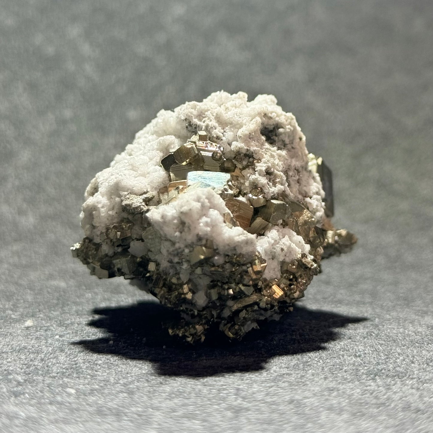 黃鐵礦白水晶共生礦標