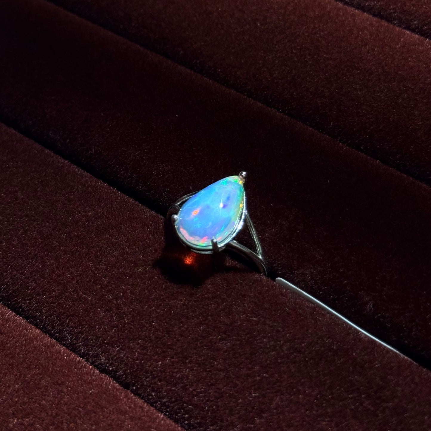 水滴形澳寶合金戒托戒指｜天然水晶戒指｜Teardrop Opal Alloy Ring｜柔和光彩・直覺靈感・日常配戴