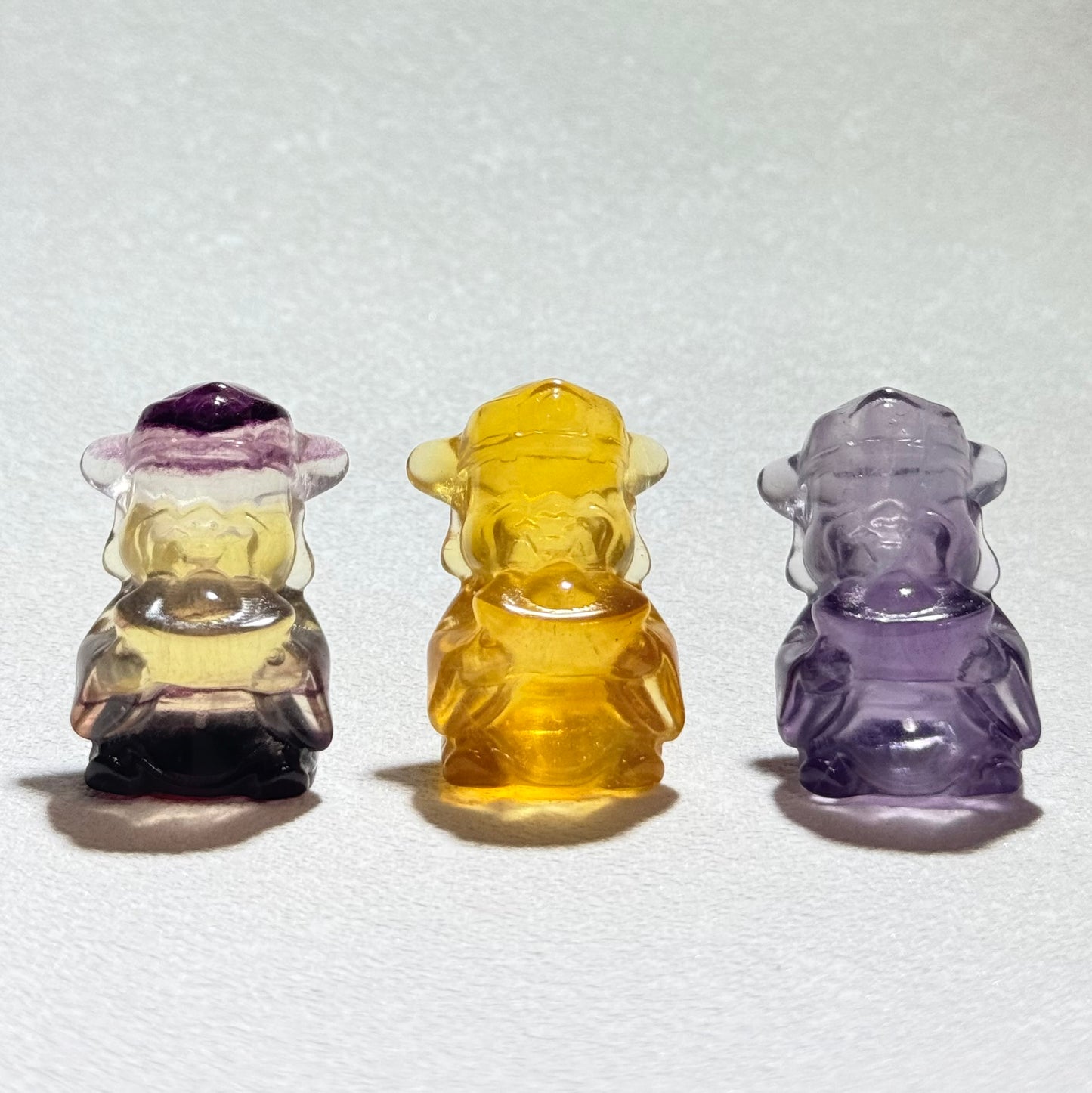糖果螢石財神｜天然水晶雕刻擺件｜Candy Fluorite God of Wealth｜聚財守護・調和磁場・提升靈感