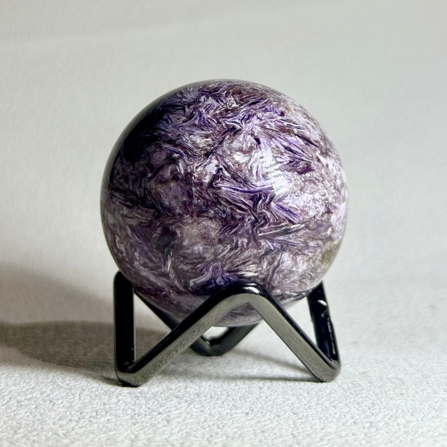 紫龍晶球 - 4.6cm｜天然水晶球｜Charoite Sphere｜轉化負能・靈性覺醒・情緒療癒・出入平安