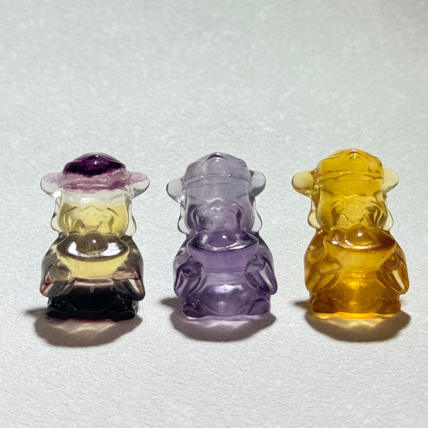 糖果螢石財神｜天然水晶雕刻擺件｜Candy Fluorite God of Wealth｜聚財守護・調和磁場・提升靈感