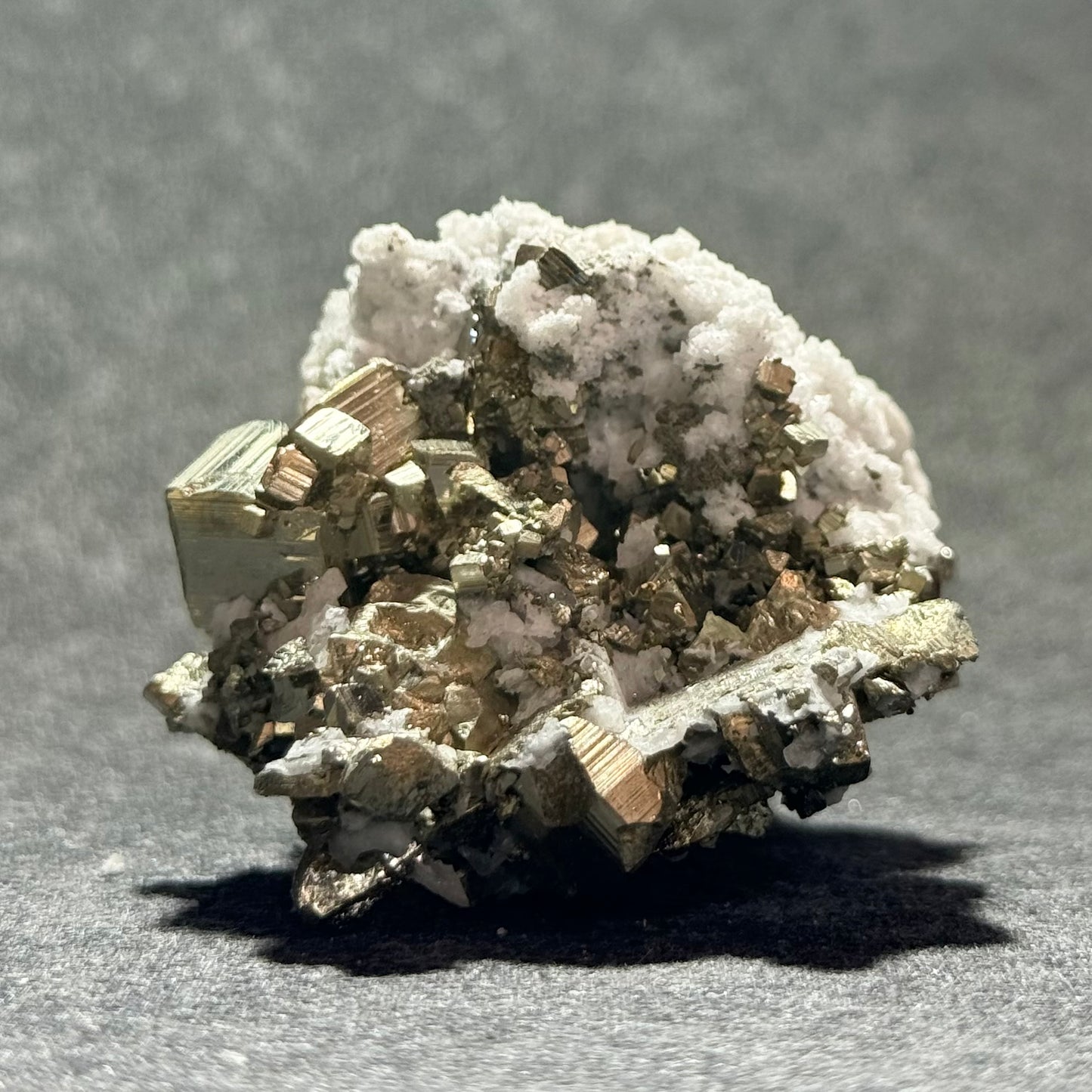 黃鐵礦白水晶共生礦標