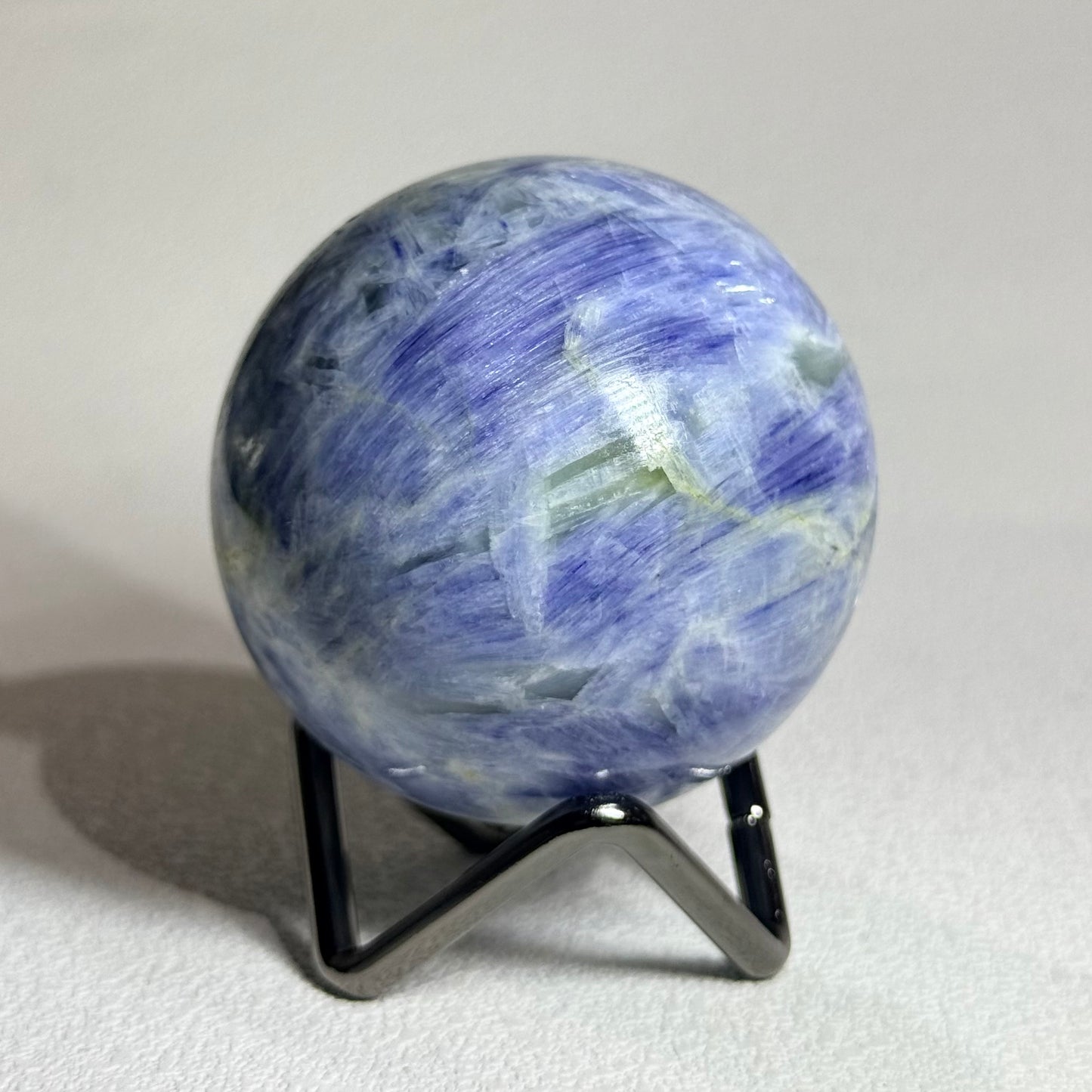 藍晶石球｜天然水晶球｜Kyanite Sphere｜穩定情緒・提升溝通・淨化磁場