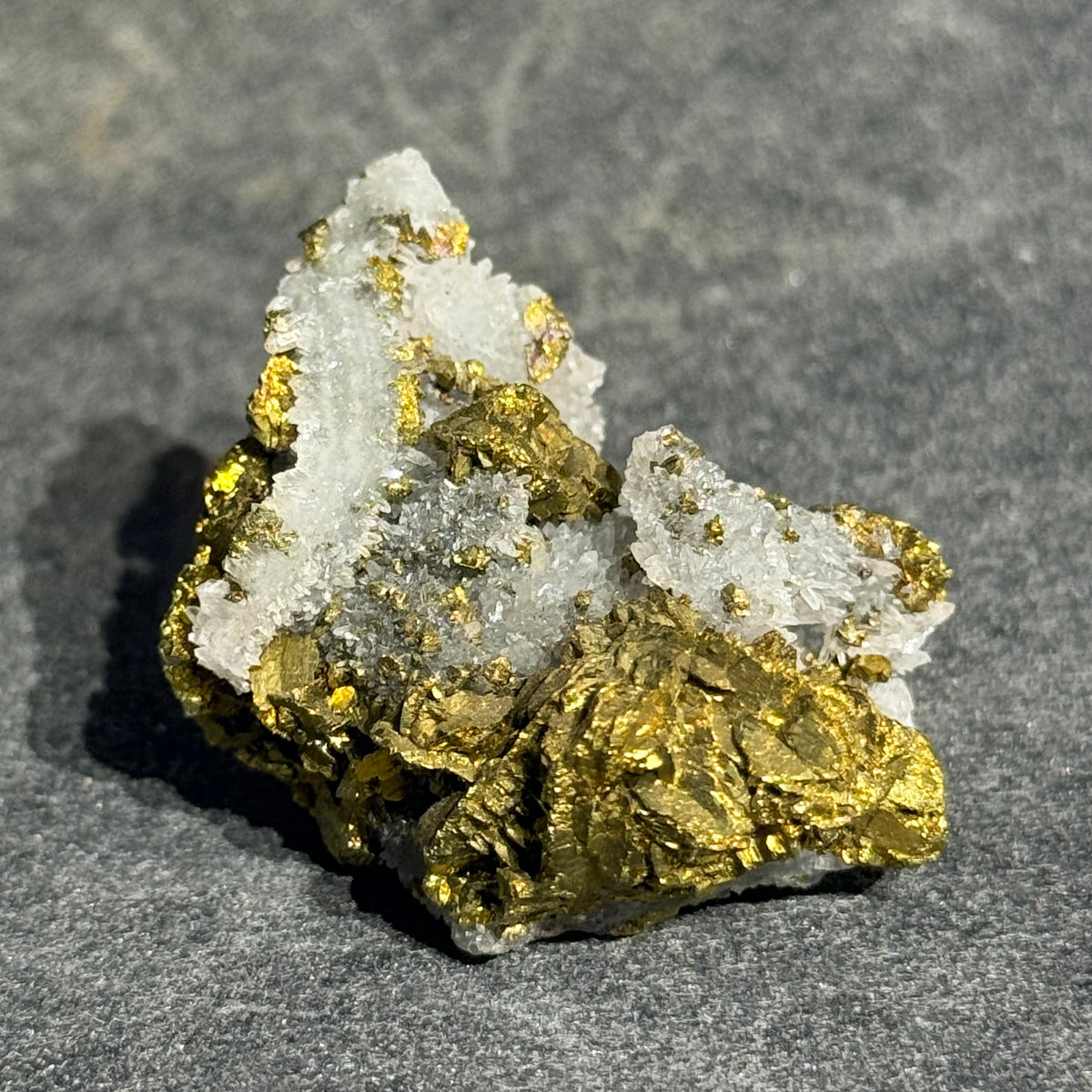 湖北大冶黃銅礦共生白水晶礦標｜天然銅鐵硫化物原礦｜Chalcopyrite with Quartz｜招財聚能・提升自信・淨化空間