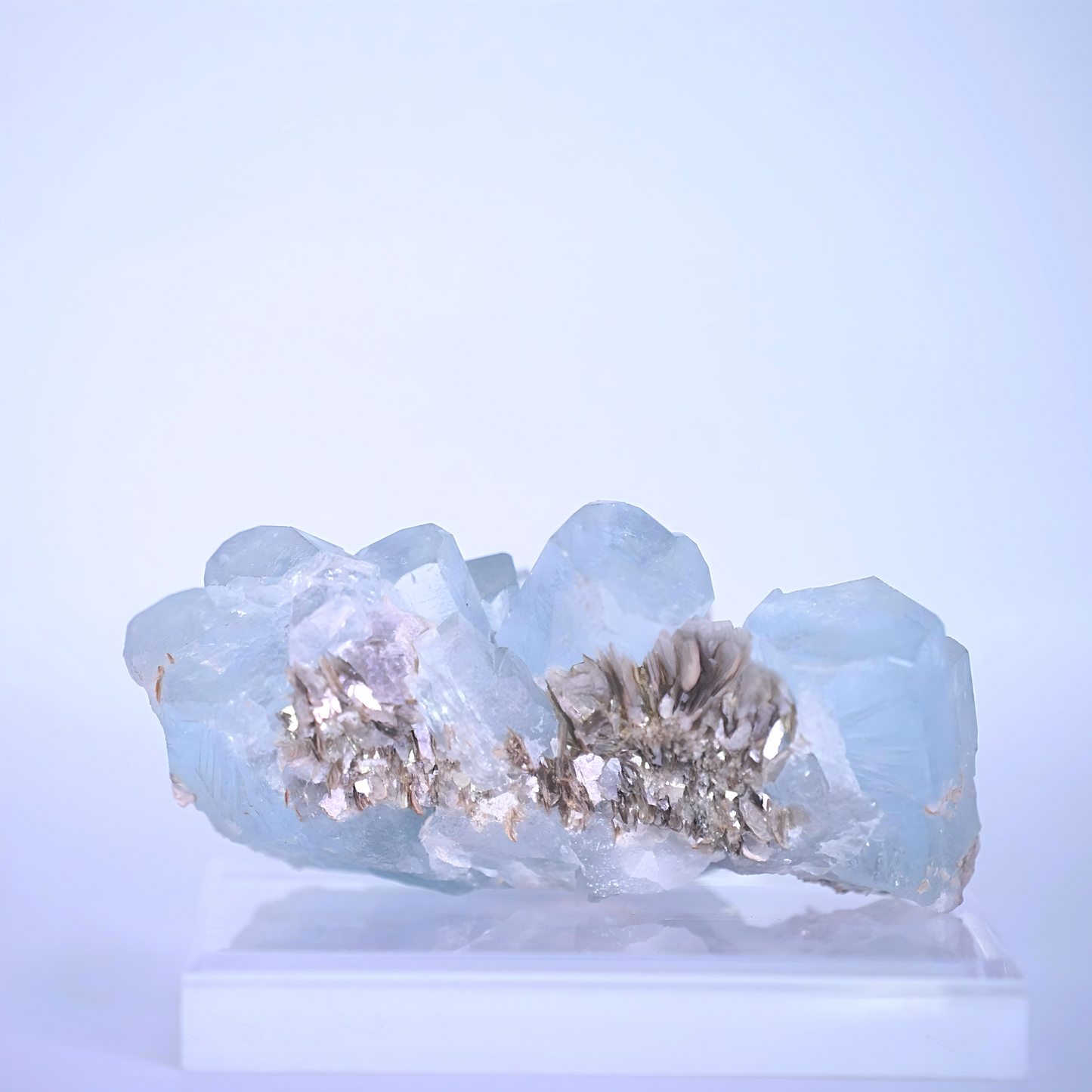 Sichuan Xuebaoding Aquamarine Mineral Rough Stone