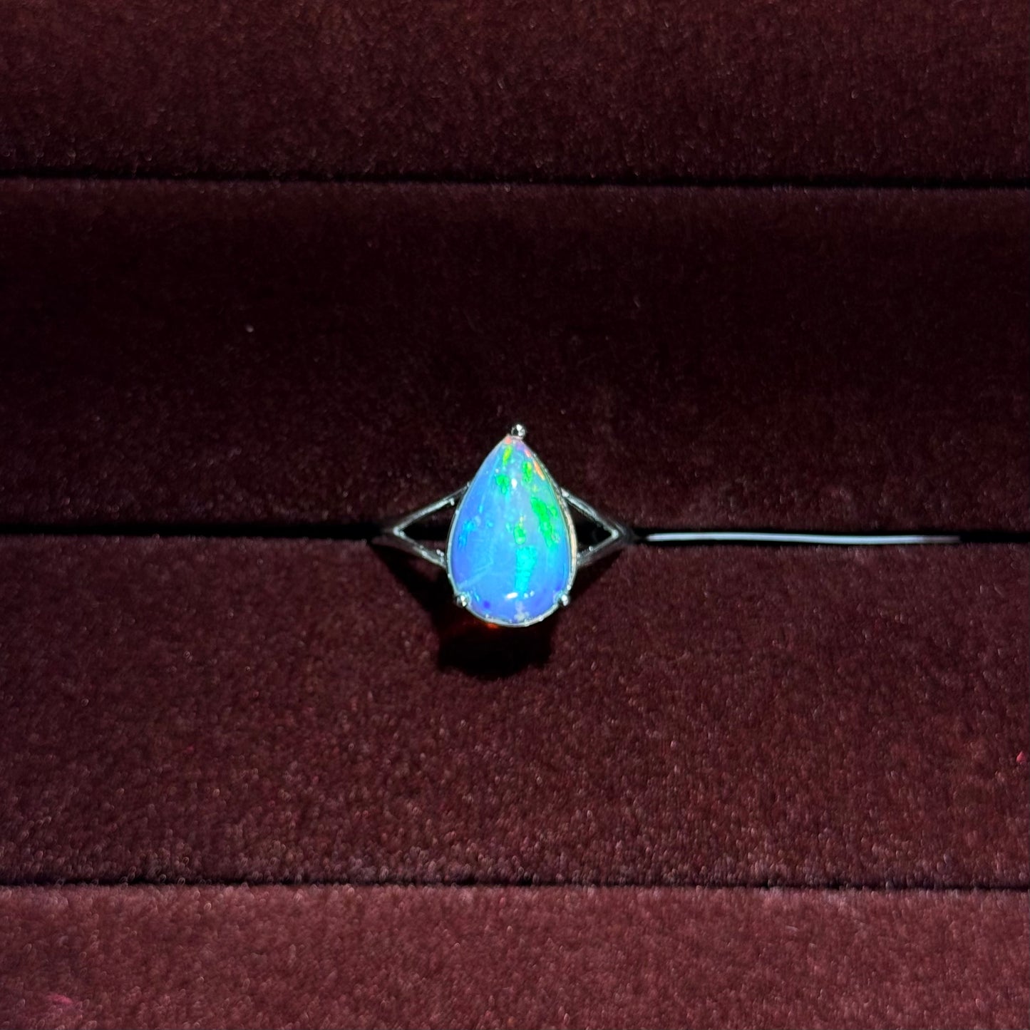 水滴形澳寶合金戒托戒指｜天然水晶戒指｜Teardrop Opal Alloy Ring｜柔和光彩・直覺靈感・日常配戴