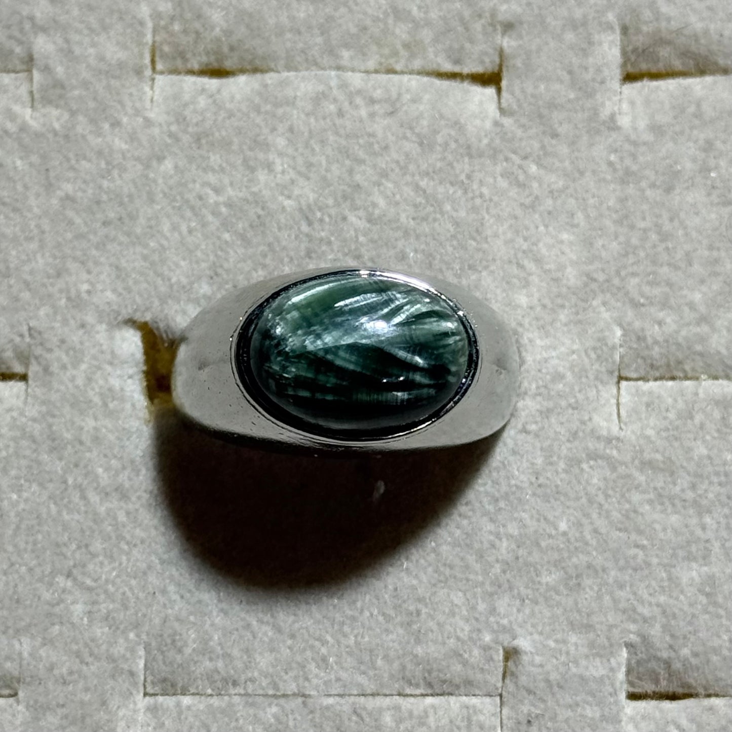綠龍晶男裝鈦鋼戒指｜綠龍晶嵌入式不銹鋼戒指｜Men’s Stainless Steel Ring with Green Dragon Stone Inlay｜穩定情緒・勇氣行動・日常防敏配戴