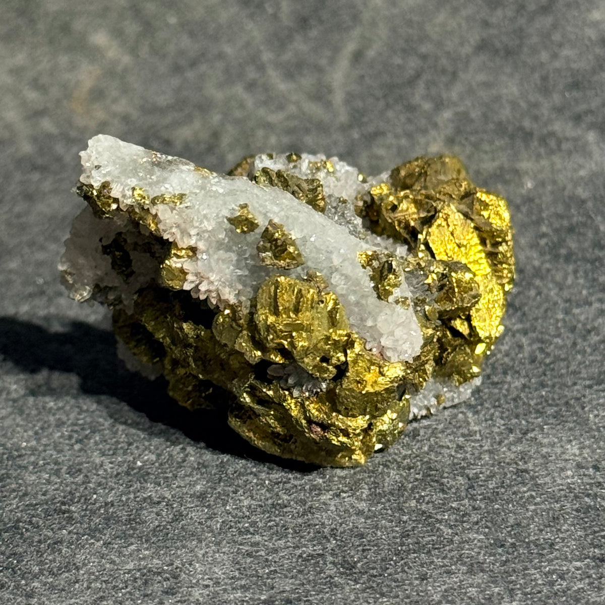 湖北大冶黃銅礦共生白水晶礦標｜天然銅鐵硫化物原礦｜Chalcopyrite with Quartz｜招財聚能・提升自信・淨化空間