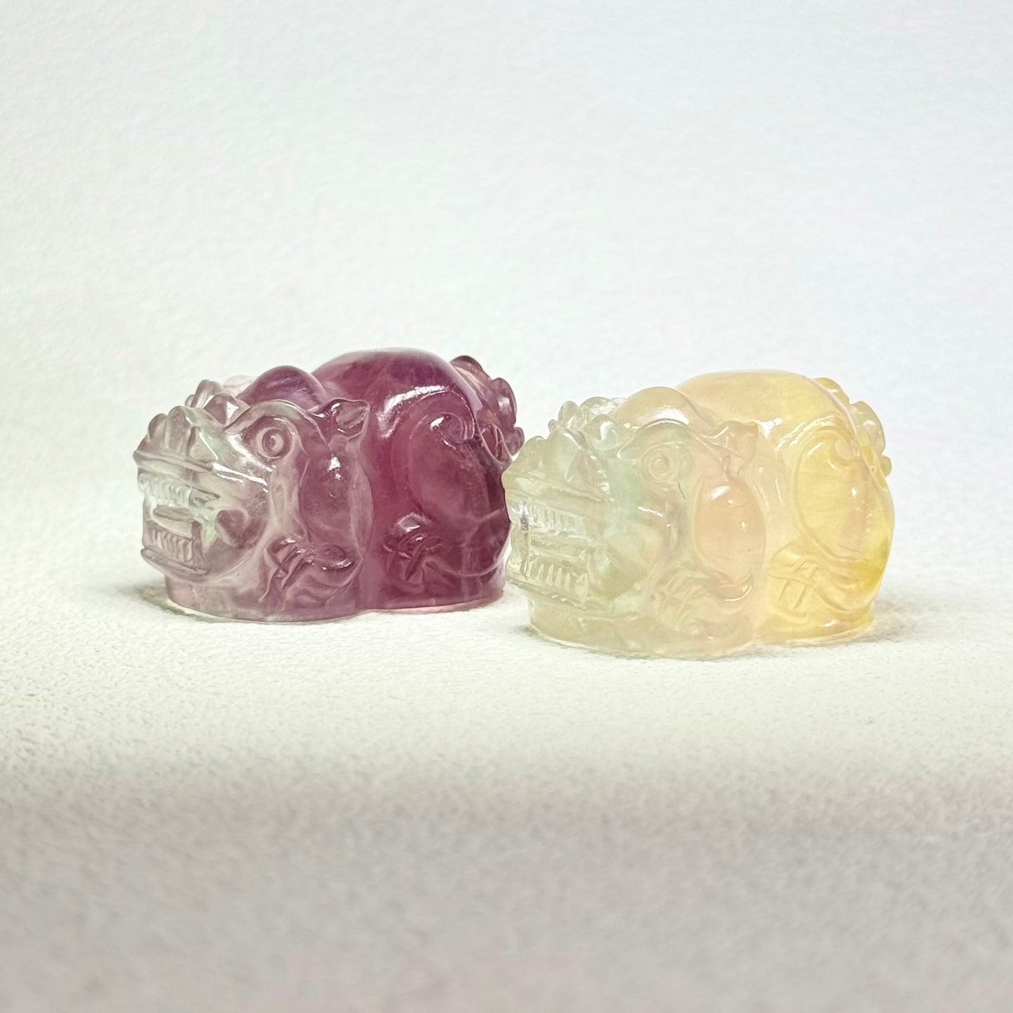 精品糖果千層貔貅｜天然千層螢石貔貅雕件｜Candy Layer Fluorite Pixiu｜招財聚氣・守財擋煞・提升專注