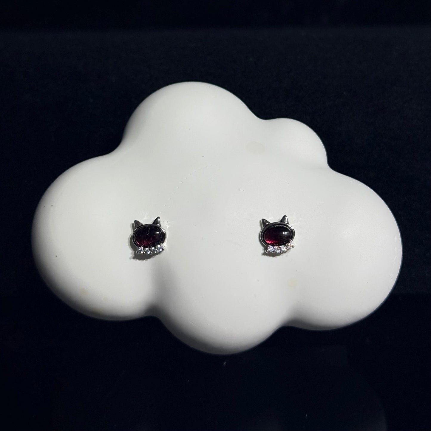 石榴石貓貓頭耳環 - 純銀防敏感耳針