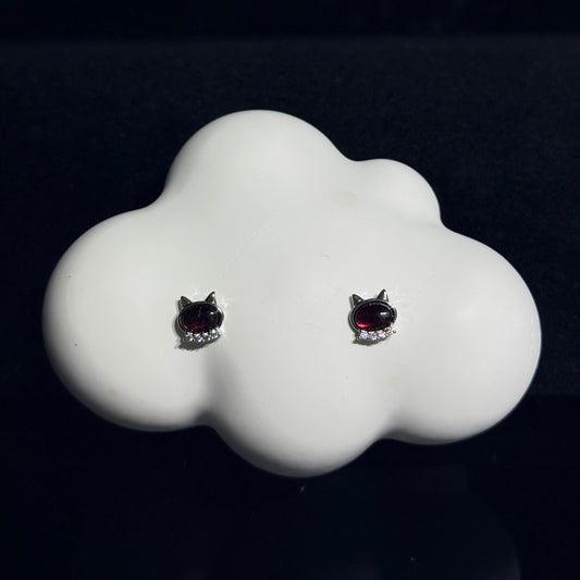 石榴石貓貓頭耳環 - 純銀防敏感耳針