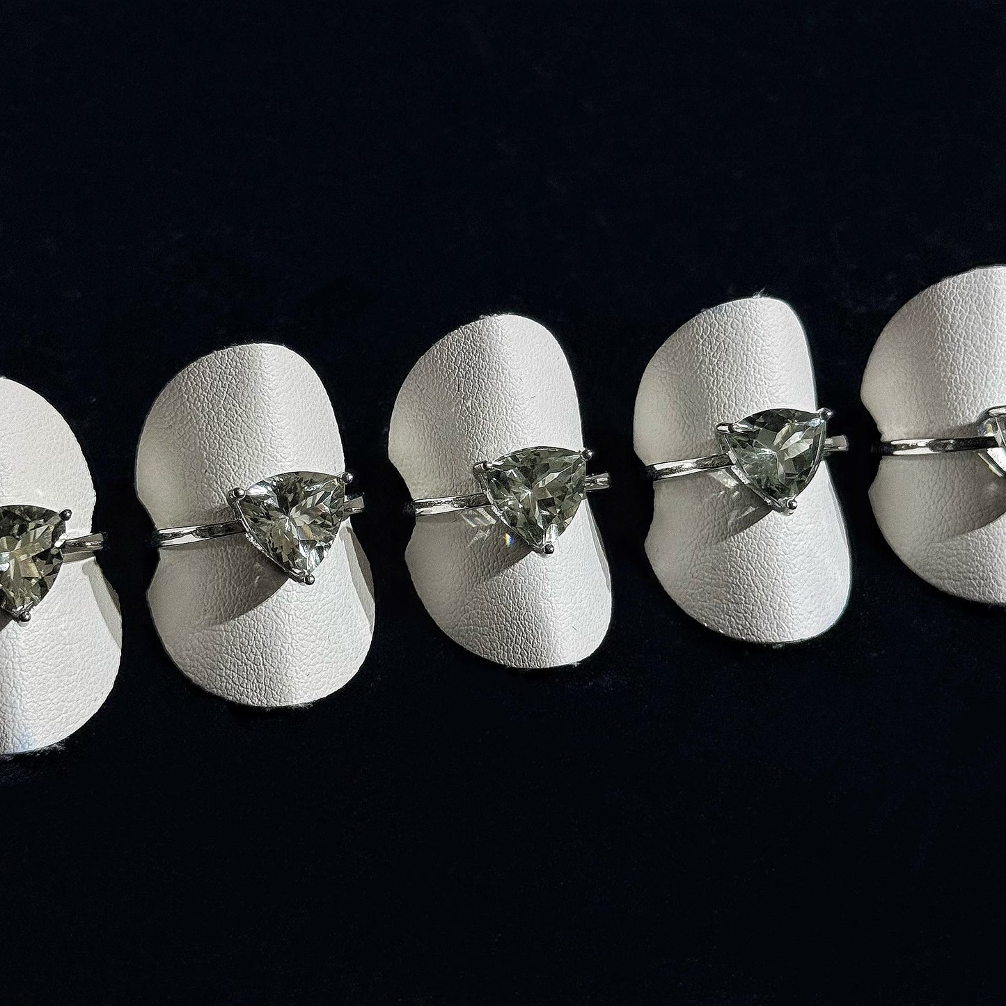 綠水晶三角形鈦鋼戒指｜天然水晶鈦鋼戒指｜Green Quartz Triangle Titanium Steel Ring｜穩定情緒・提升自信・帶來好運