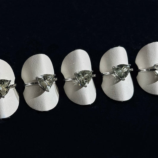 綠水晶三角形鈦鋼戒指｜天然水晶鈦鋼戒指｜Green Quartz Triangle Titanium Steel Ring｜穩定情緒・提升自信・帶來好運