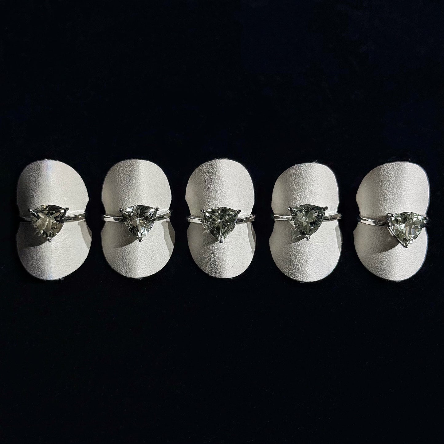 綠水晶三角形鈦鋼戒指｜天然水晶鈦鋼戒指｜Green Quartz Triangle Titanium Steel Ring｜穩定情緒・提升自信・帶來好運