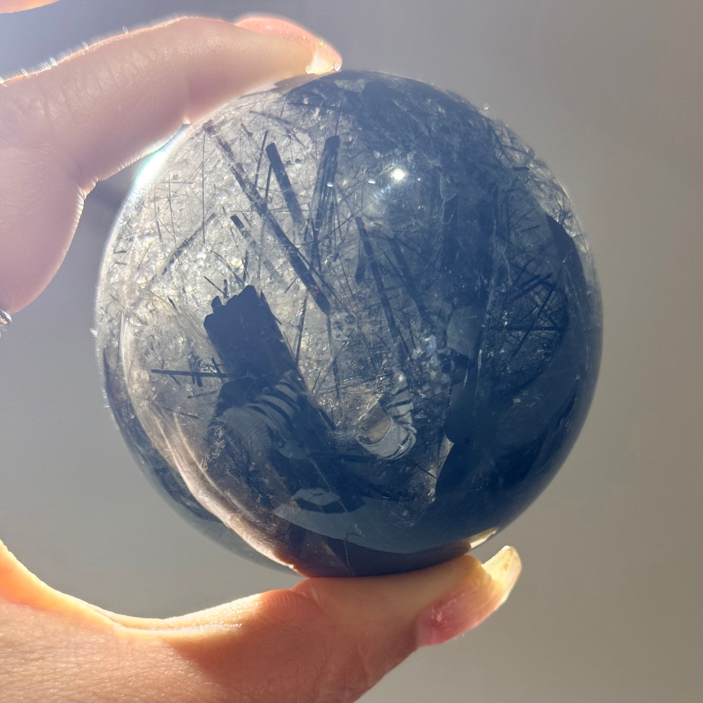 黑髮球｜天然水晶球｜Black Rutilated Quartz Sphere｜避邪擋煞・防小人・提升專注與領袖氣場