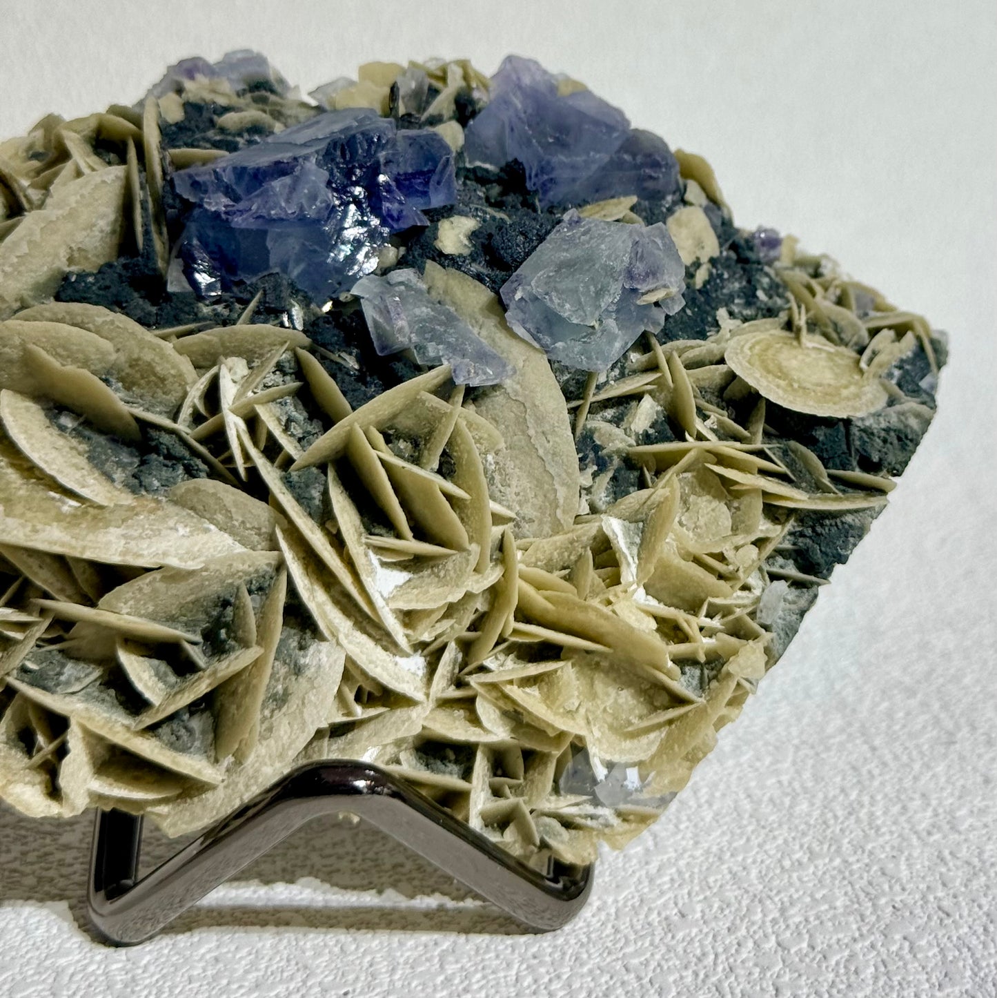 瑤崗仙螢石雲共生-A款｜天然瑤崗仙螢石雲母共生礦標｜Yaogangxian Fluorite Mica Cluster｜淨化負能量・清晰頭腦・穩定情緒