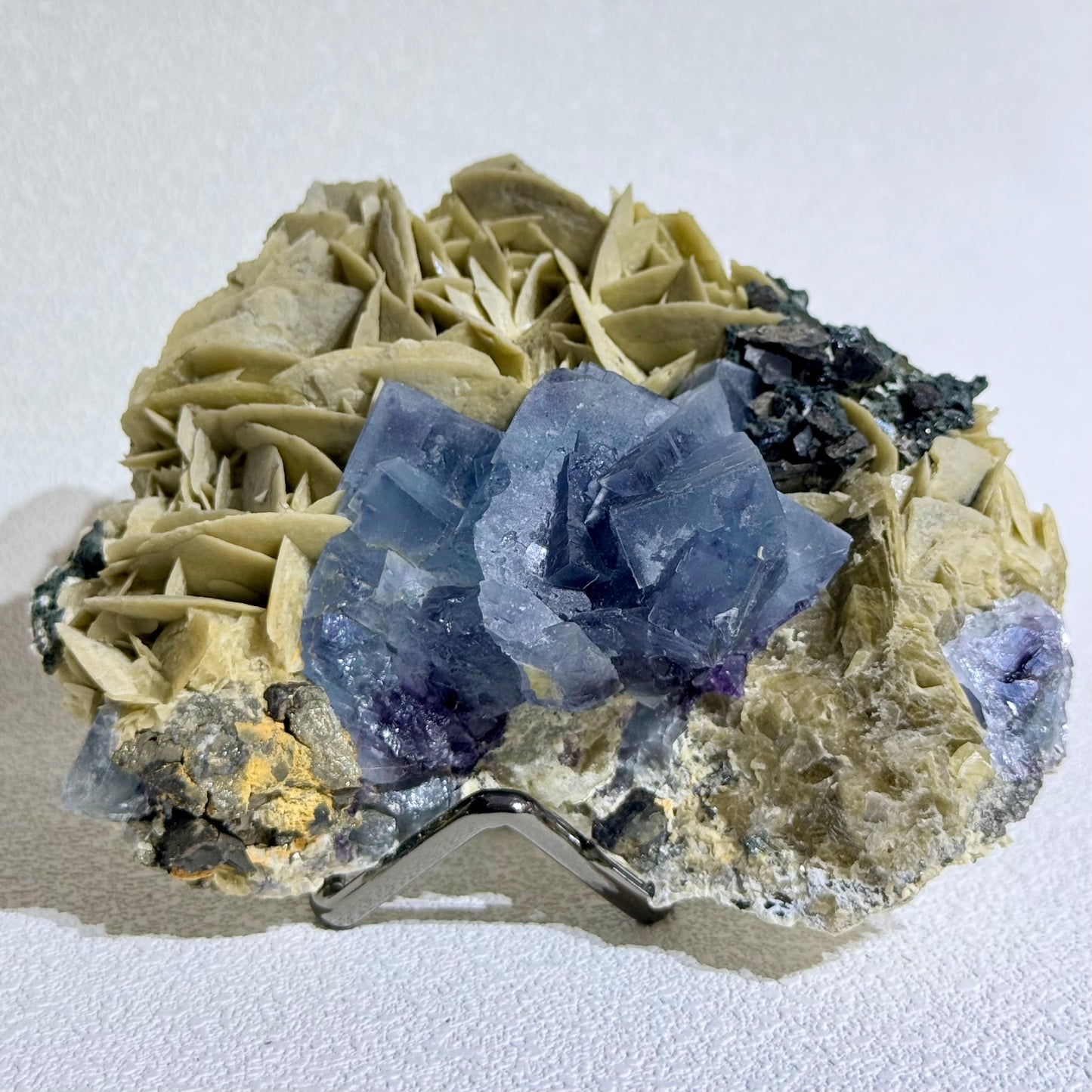 瑤崗仙螢石雲共生-B款｜天然瑤崗仙螢石雲母共生礦標｜Yaogangxian Fluorite Mica Cluster｜淨化負能量・清晰頭腦・穩定情緒 (副本)
