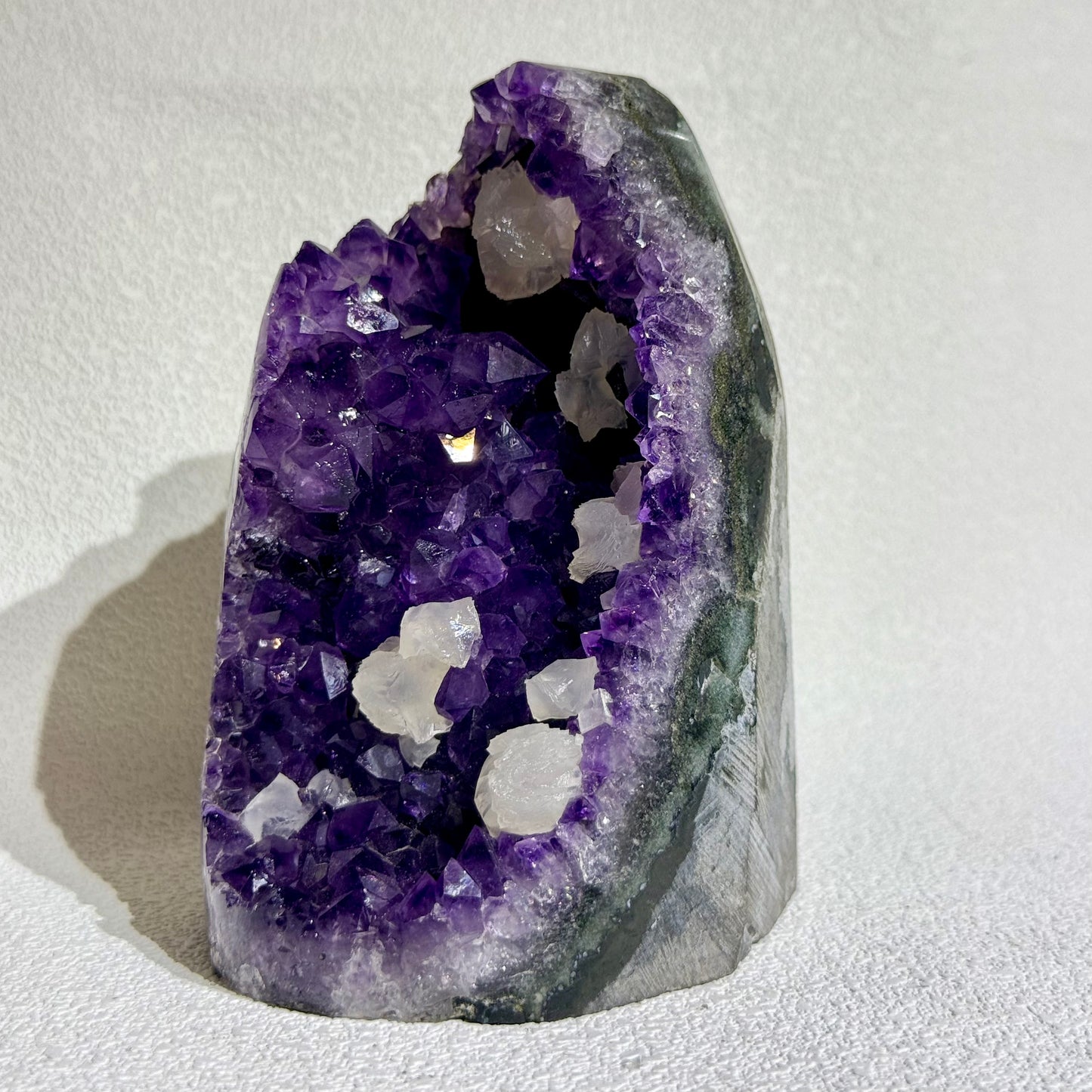 烏拉圭紫水晶陣方解石共生｜天然紫晶陣｜Uruguay Amethyst Cluster with Calcite｜鎮宅聚財・淨化空間・招財納福