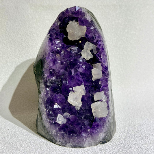 烏拉圭紫水晶陣方解石共生｜天然紫晶陣｜Uruguay Amethyst Cluster with Calcite｜鎮宅聚財・淨化空間・招財納福