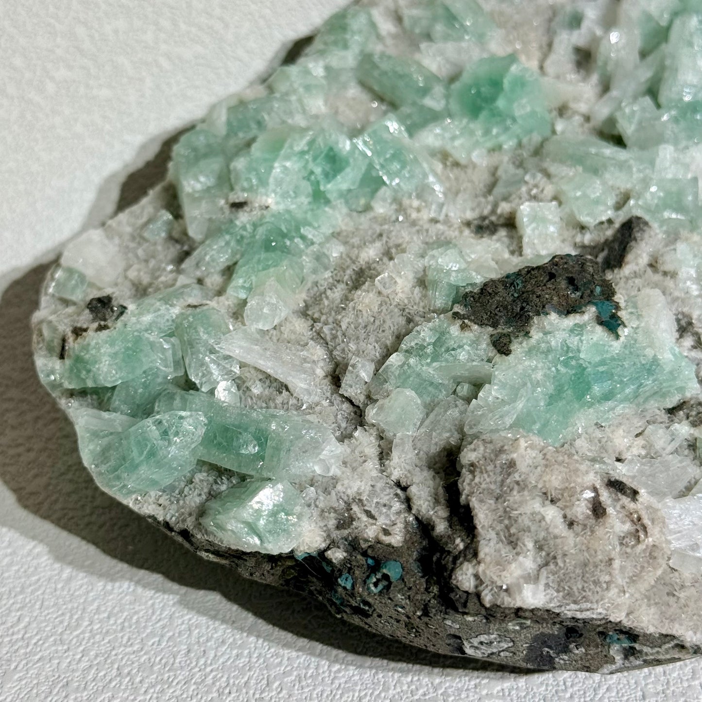 天然綠磷葉石沸石共生魚眼石｜天然魚眼石｜Green Phosphos Mineral & Zeolite with Apophyllite Cluster｜情緒平衡・深層淨化・靈性覺察
