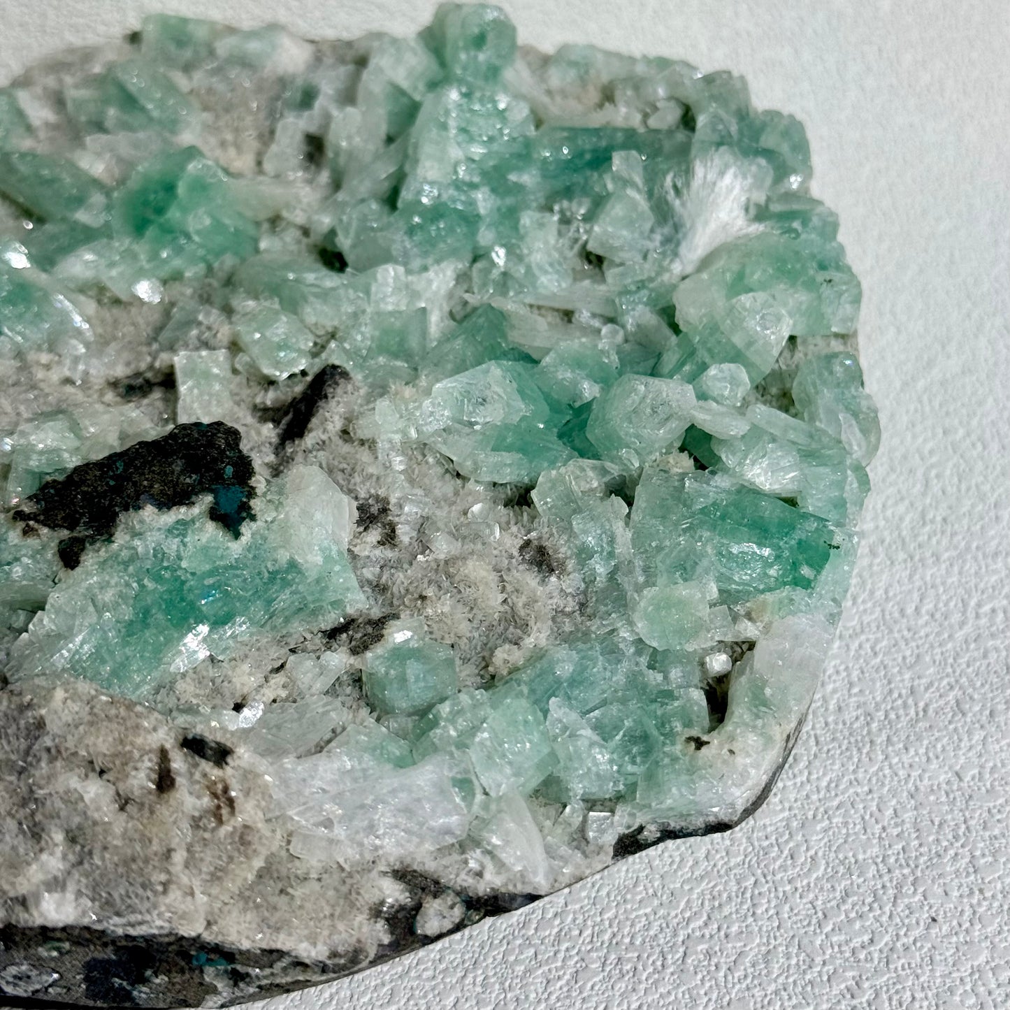 天然綠磷葉石沸石共生魚眼石｜天然魚眼石｜Green Phosphos Mineral & Zeolite with Apophyllite Cluster｜情緒平衡・深層淨化・靈性覺察